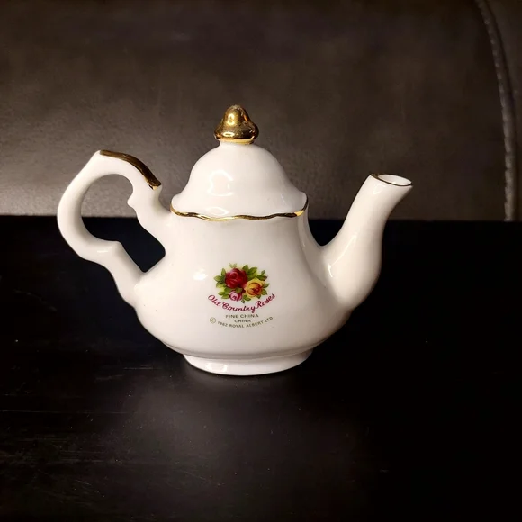 Royal Albert OLD COUNTRY ROSES Teapot Clock with Gold Accents - Picture 3 of 7